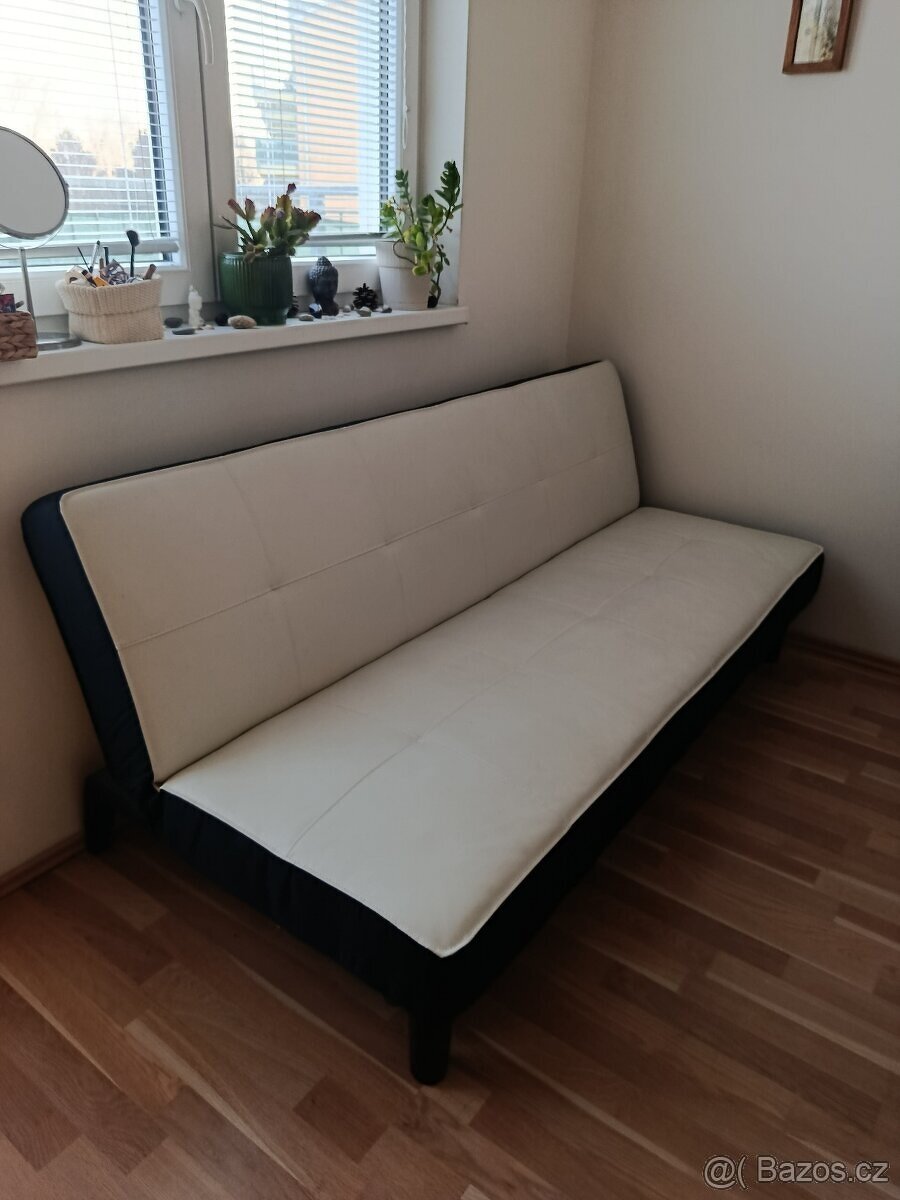 černobílý koženkový gauč - 4