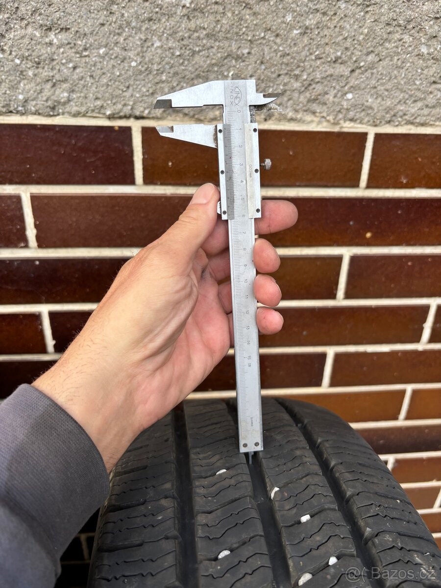 Prodám zimní pneu Barum SnoVanis 3 - 215/70 R15 C - 4