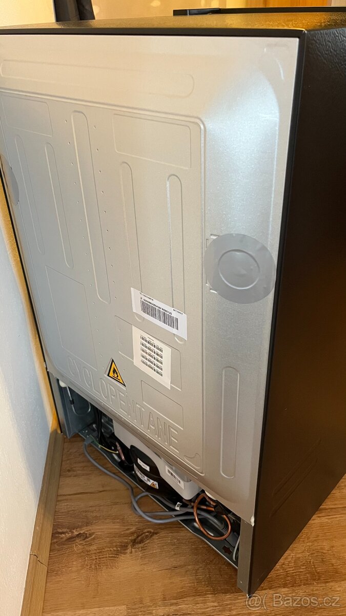 Nová chladnička Candy CNOQ2S58EB - 4