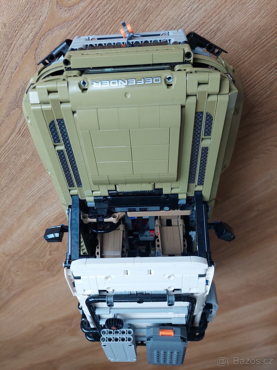 Lego Technic Land Rover Defender 42110 - 4