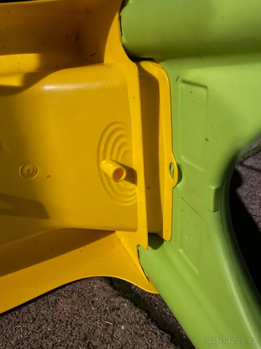 Dětská klouzačka s vodotryskem - 4