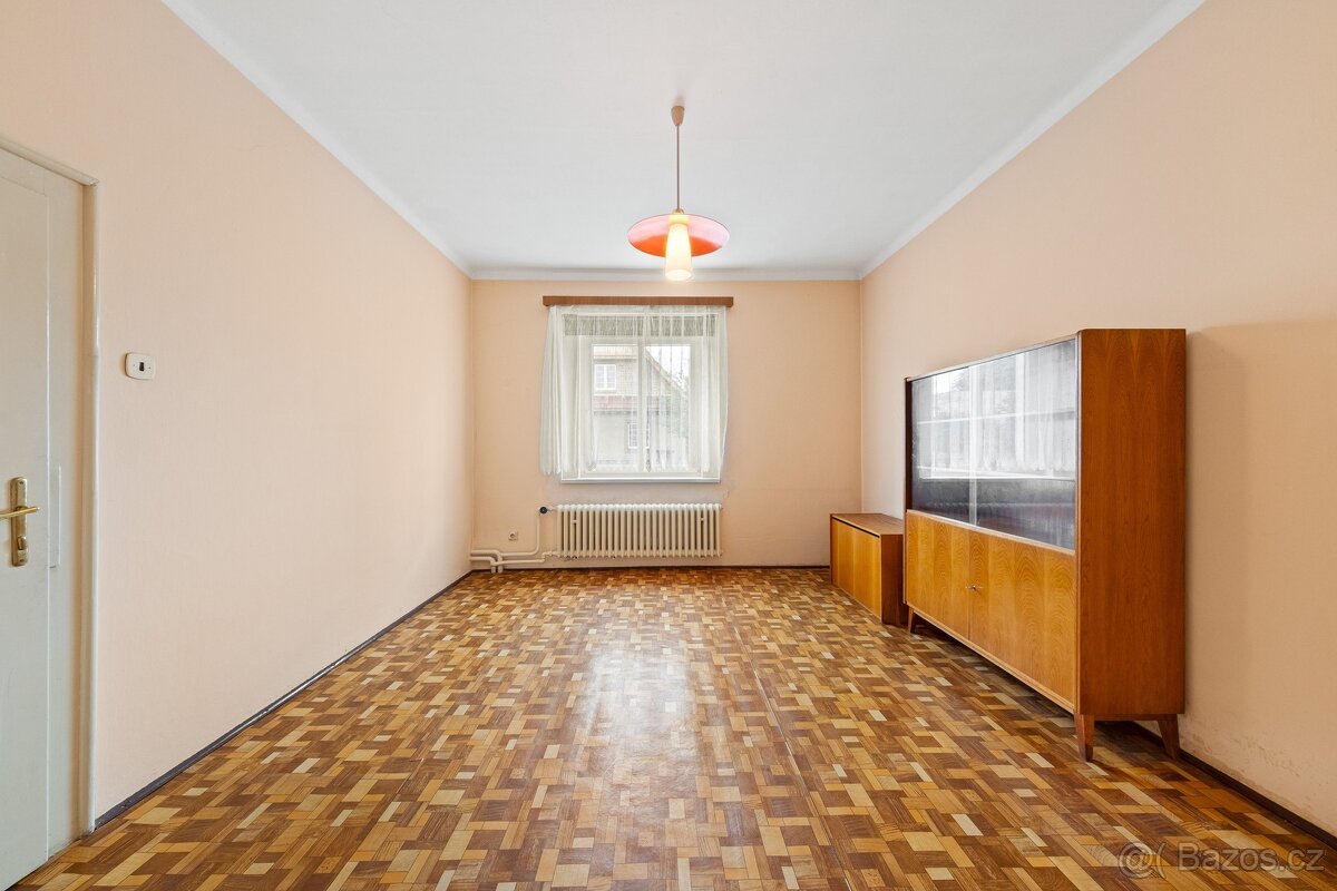 RODINNÝ DŮM 4+1 SE ZAHRADOU VE VELVARECH, ev.č. 00393 - 4