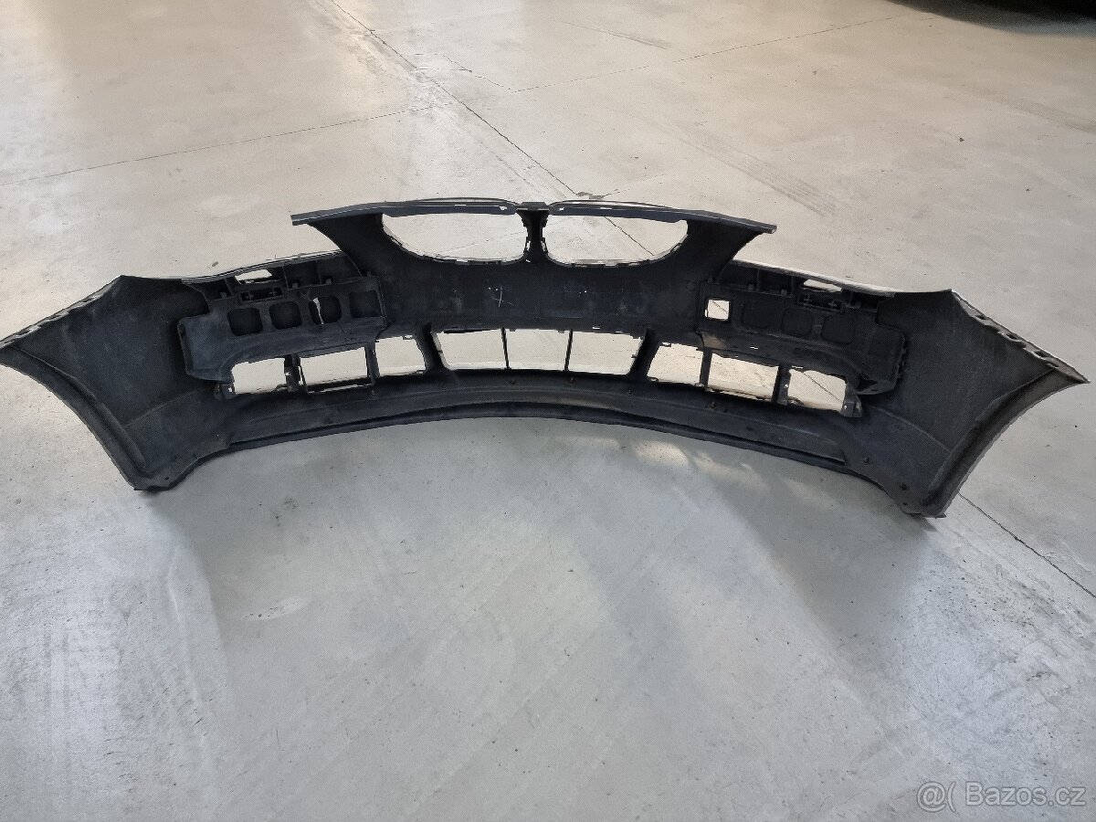 Prodám přední nárazník BMW e60 stříbrný - 4