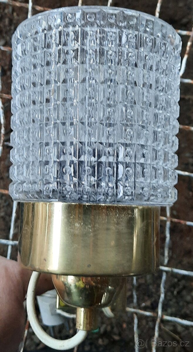 Stará kovová lampička na zeď se skleněným stínítkem - 4