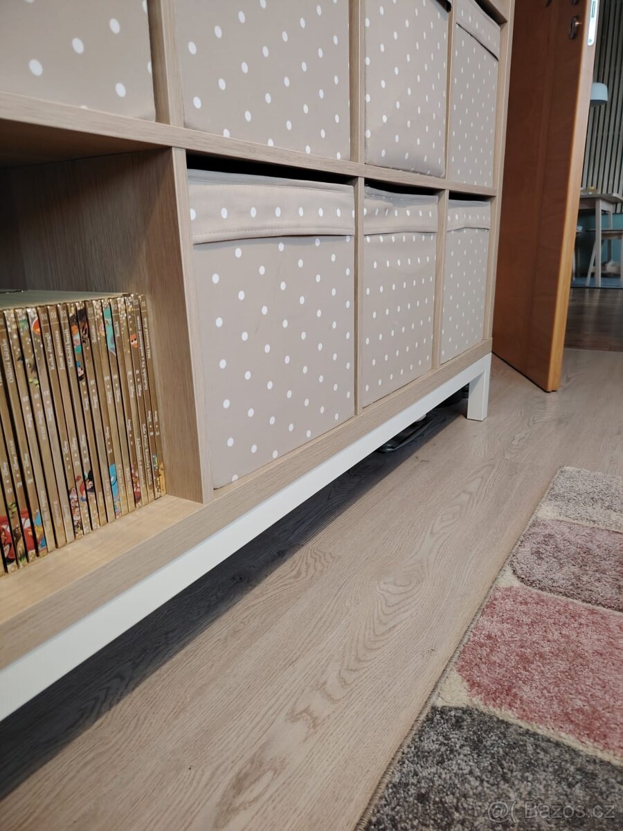 Policovy díl s podnožím a dvířky KALLAX. - 4