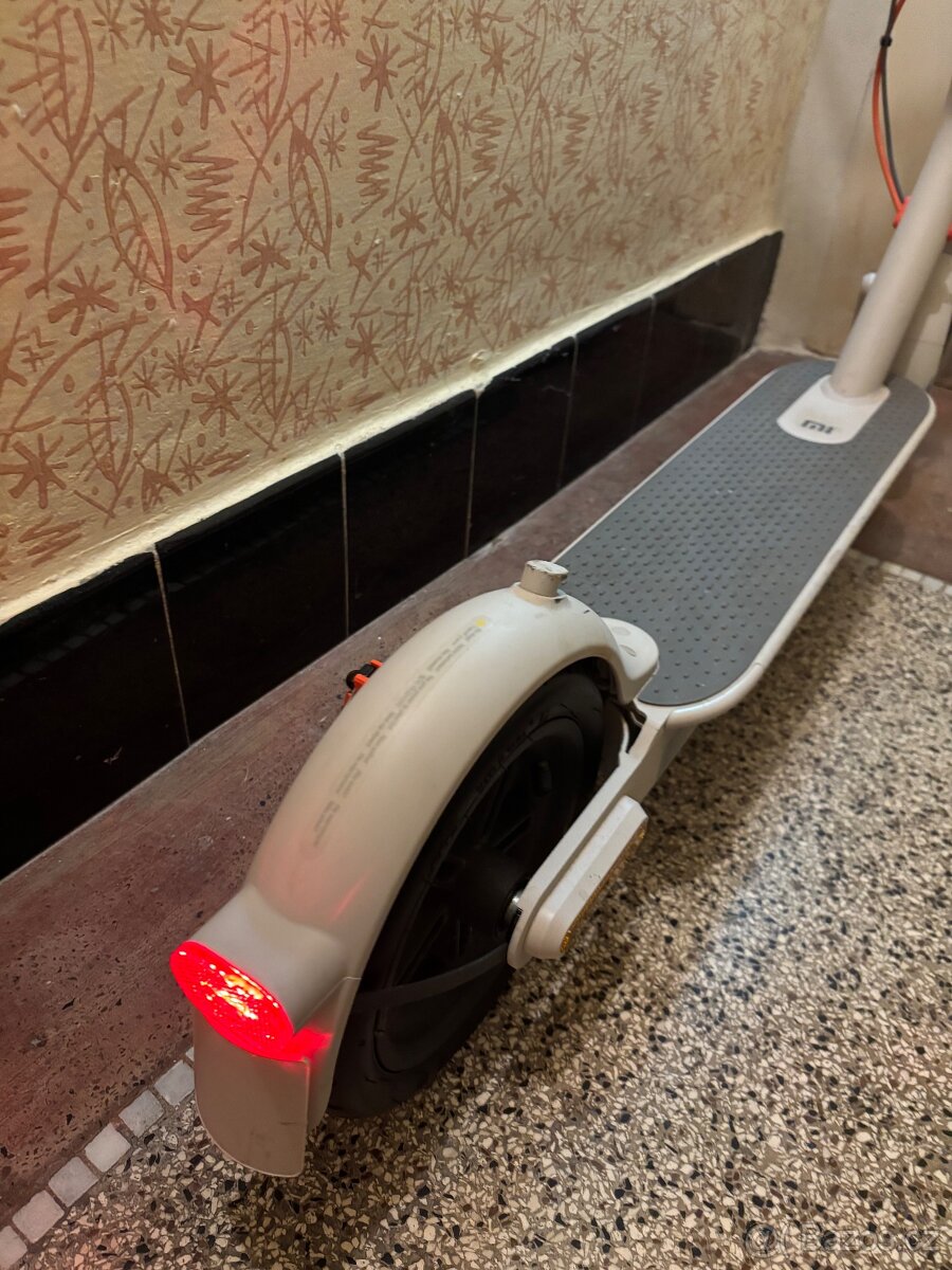 Xiaomi Mi Electric Scooter 3 - 4