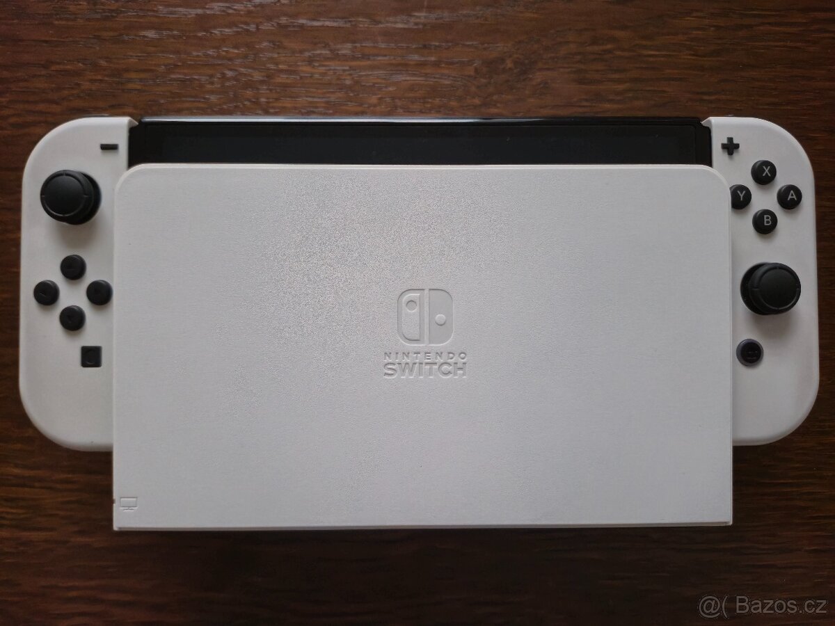 NINTENDO SWITCH OLED (bílá verze) + 4 HRY A CESTOVNÍ OBAL - 4