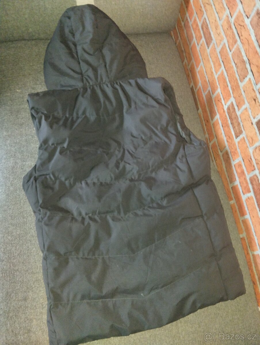 Černá dámská dlouhá prošívaná vesta s kapucí Bolf - 4