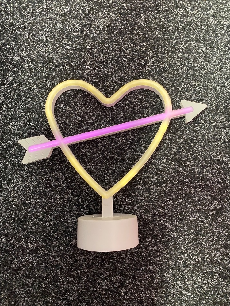 Dekorace/neon lampa ve tvaru srdce a šípu - 4