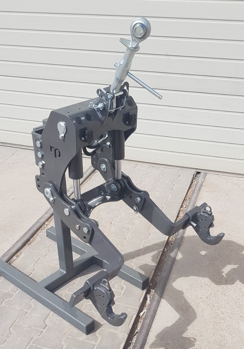 Prodám universální přední tříbodový závěs 1,1 t - 4