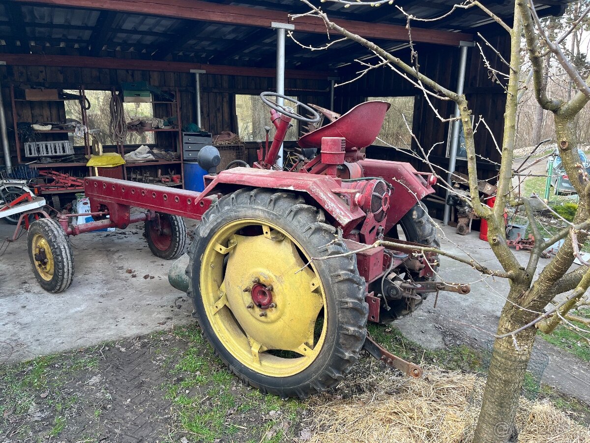 Traktor RS - 4