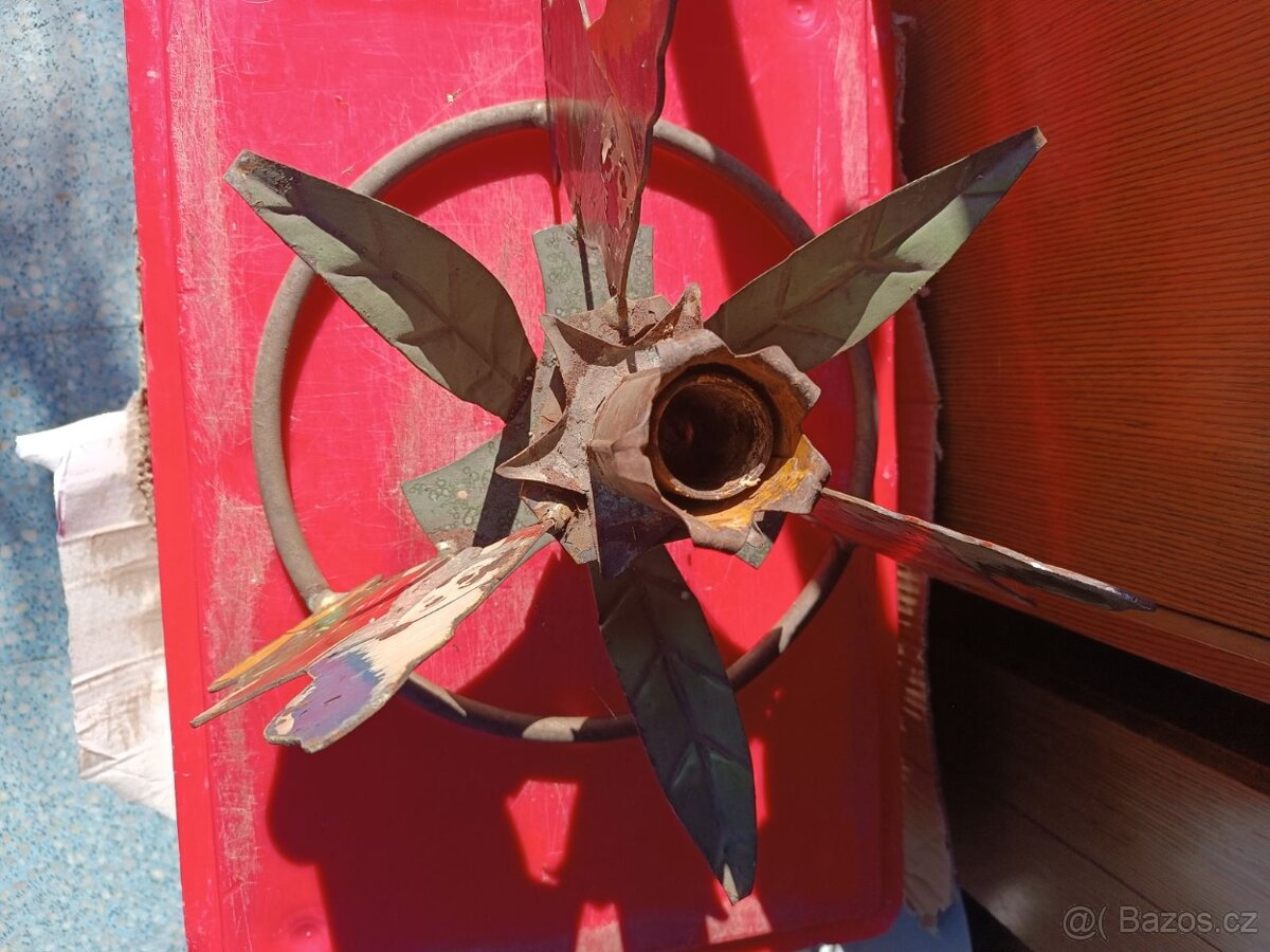 Prodám starý kovový stojan na vánoční stromeček - 4