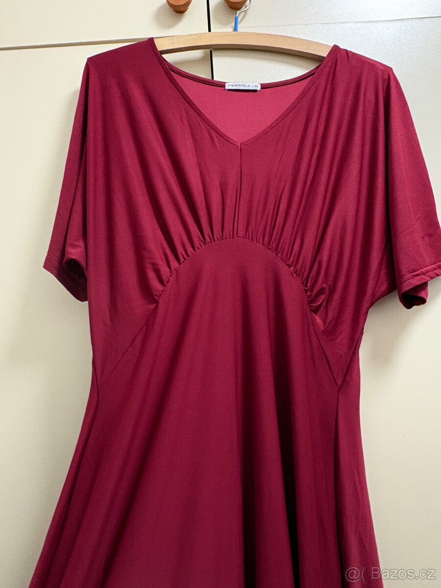 Vínové šaty a černé šaty - 4