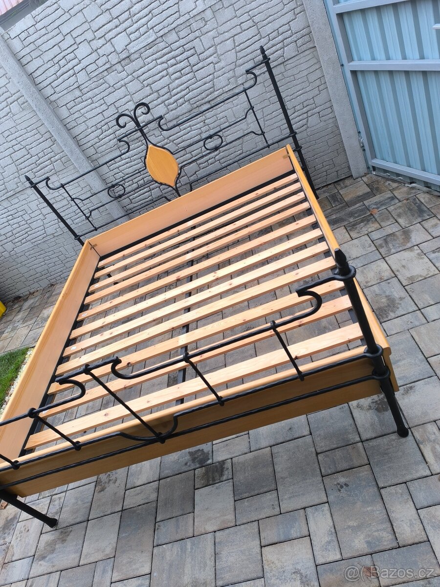Prodám kovanou postel 180cm x 200cm - 4