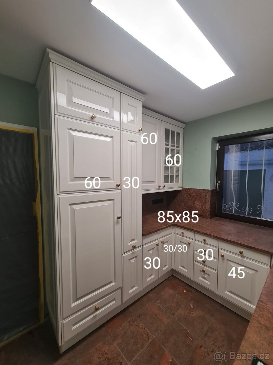 Krásná moderní kuchyňská linka se spořebiči - 4