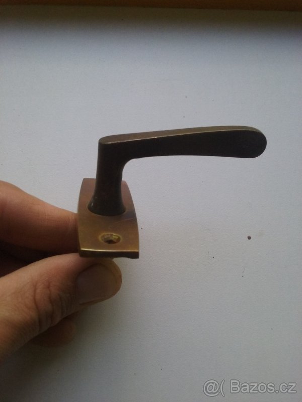 Mosazné okenní kličky na dřevěná okna - 4