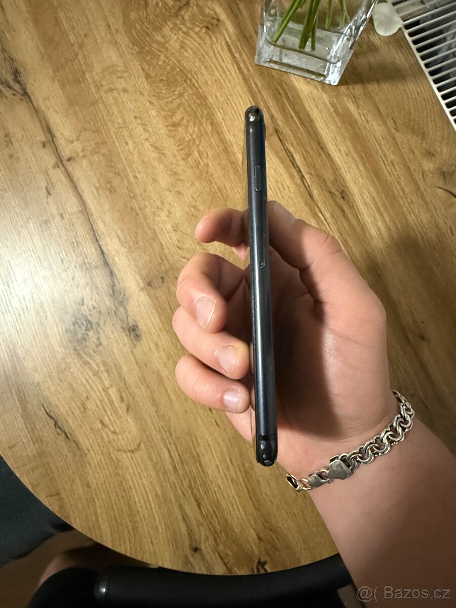 iPhone SE 2020 (64 GB) - 4