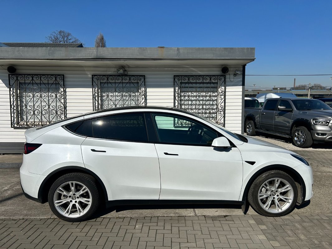 Tesla Model Y LR AWD 64 tis.km - 4