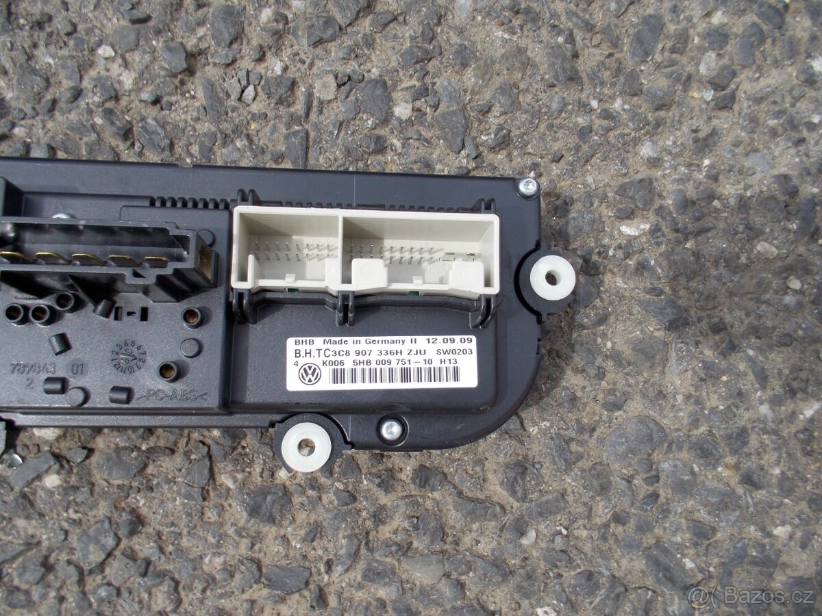 Budíky, ovládání klimatizace VW Golf VI - 4