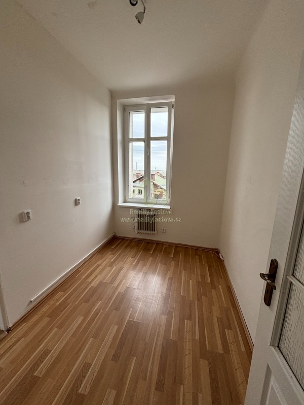 Plzeň – prodej cihlového bytu 3+kk s prostornou šatnou, komo - 4