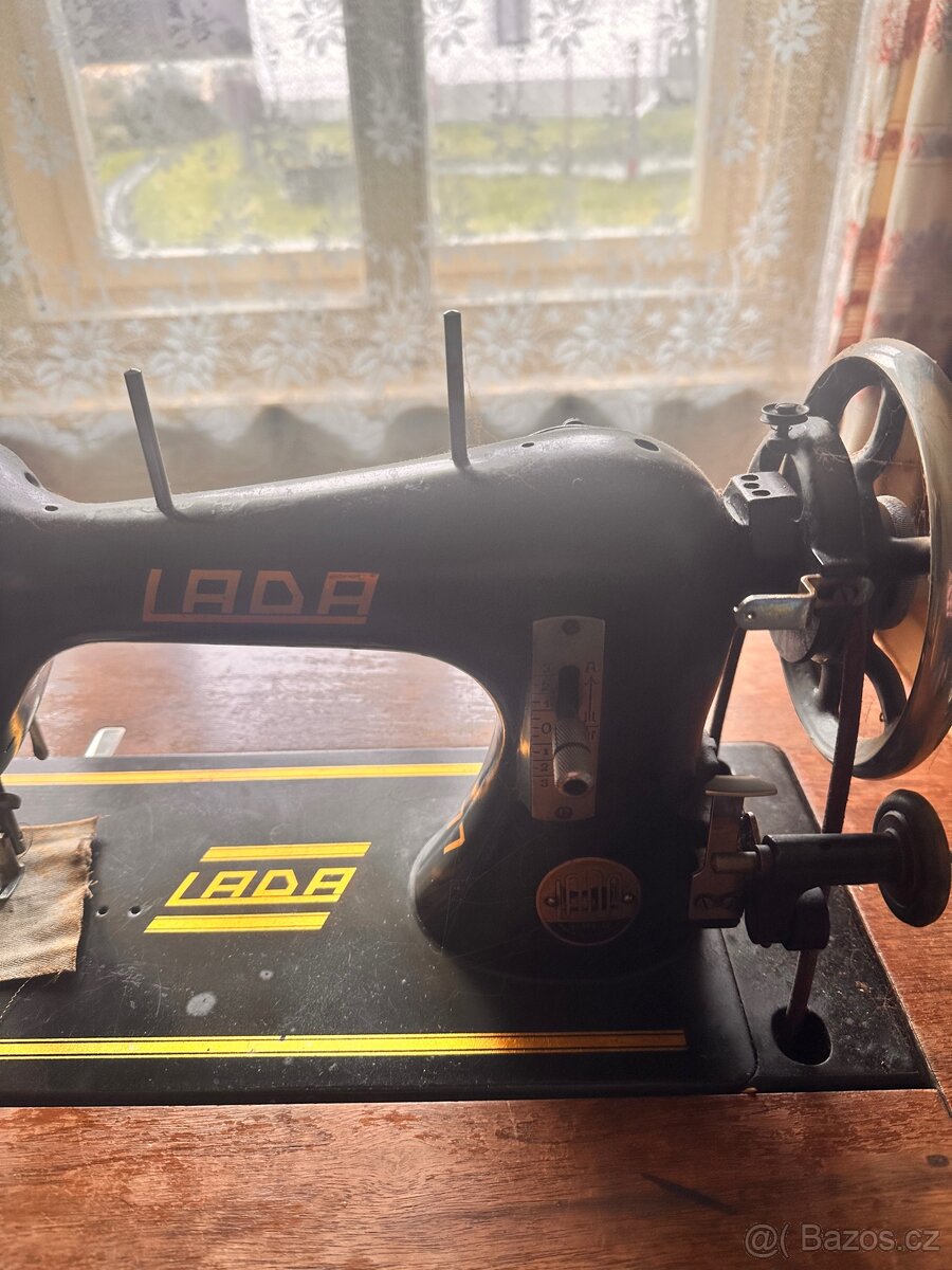 Prodám šicí stroj Lada - 4