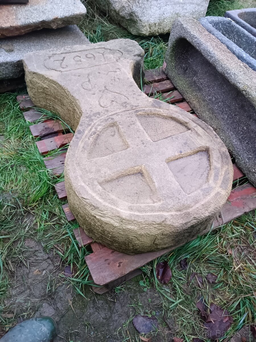 Pískovcový smírčí kříž - 4