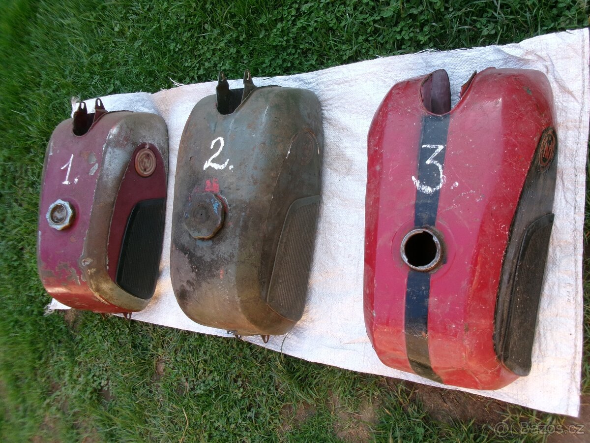 Prodám nádrže na moto a díly na Škoda 100, zadní čelo a zadn - 4