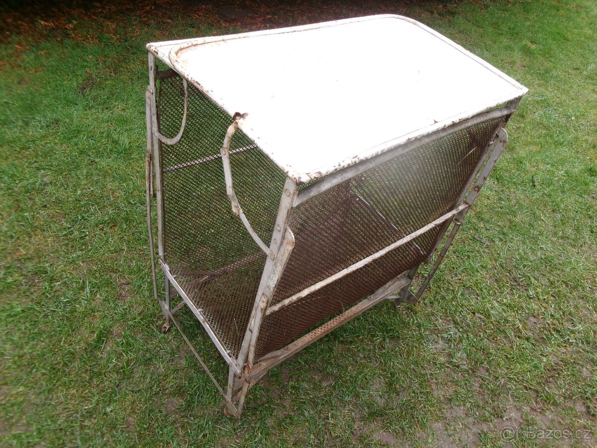 prodám starou kovovou skládací postel - rozměr š-85 cm, délk - 4