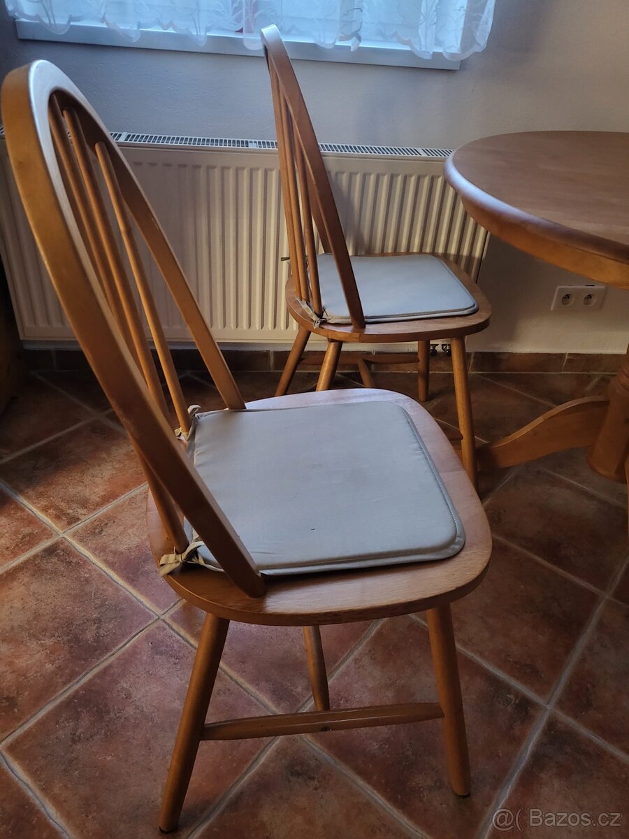 Kuchyňský stůl +4židle,dubové dřevo;průměr 1m,cena 2500,- - 4
