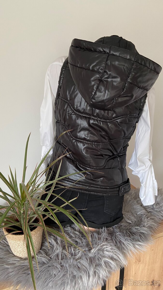 Dámská černá prošívaná vesta vel.M - 4
