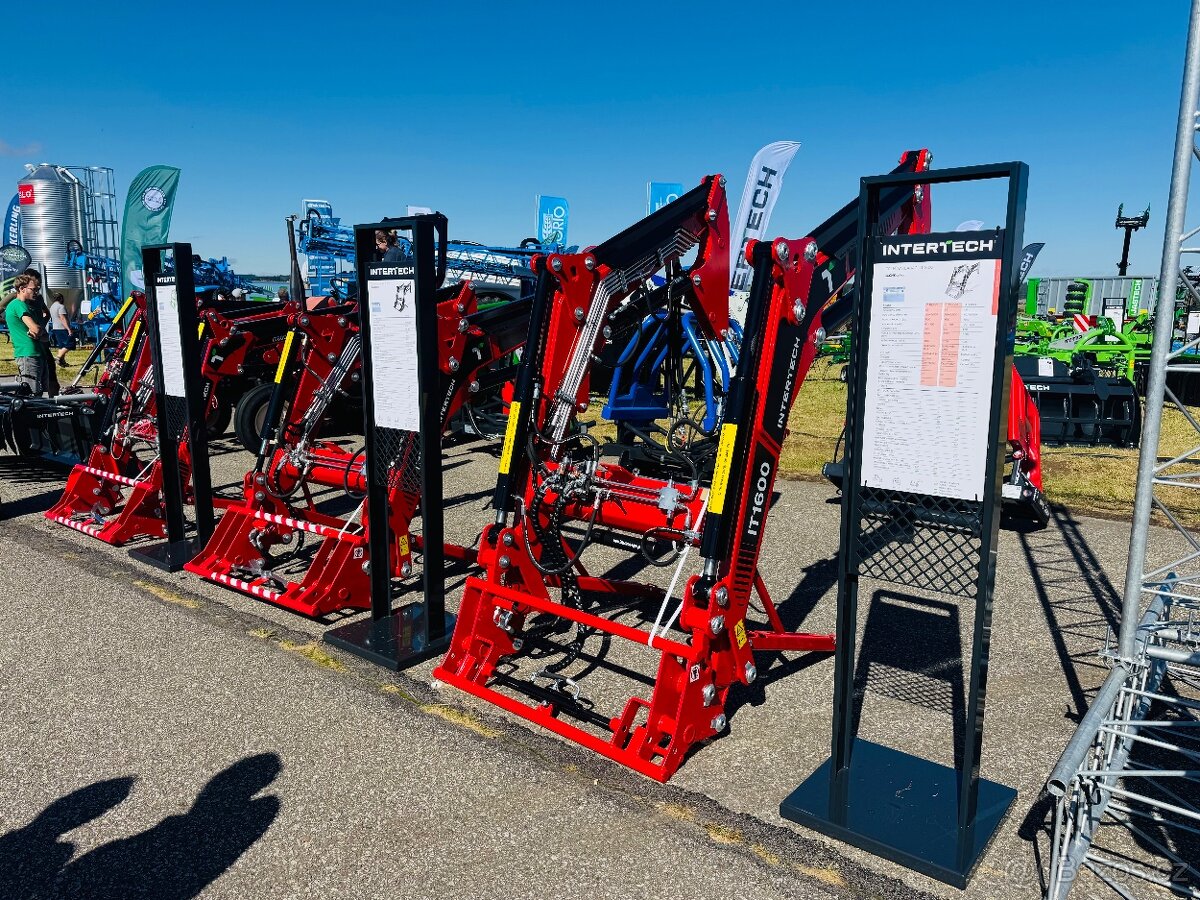 MONTUJEME ČELNÍ NAKLADAČE INTER-TECH - 4