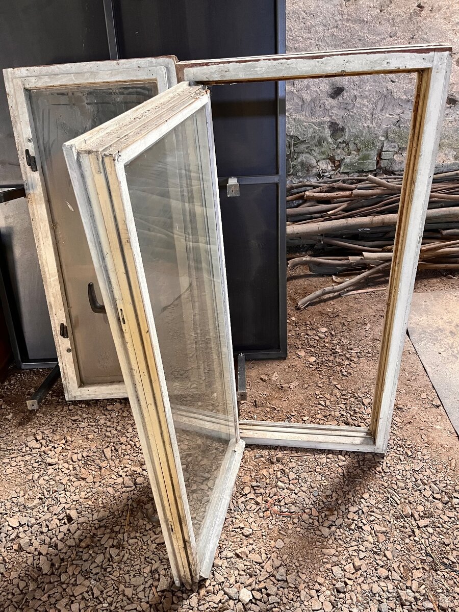 2x STARÁ DVOJITÁ DŘEVĚNÁ BYTELNÁ OKNA PRAVÁ A LEVÁ - 4