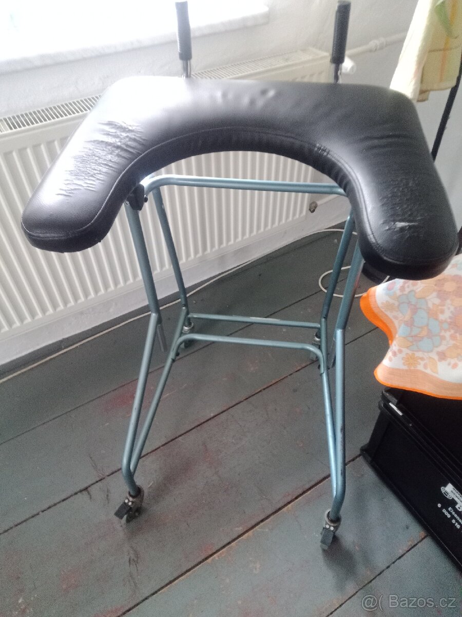Chodítko na kolečkách, židle WC, sedák na vanu - 4