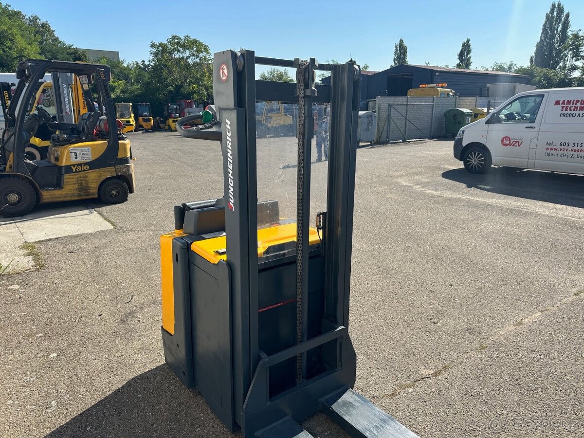 Vysokozdvižný vozík ruční Jungheinrich s přízdvihem 2t - 4