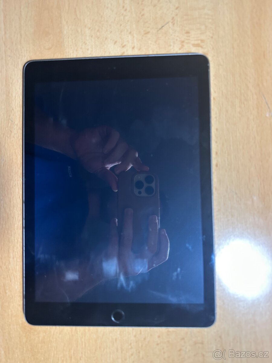 Apple iPad (6th Generation) 128GB - 4