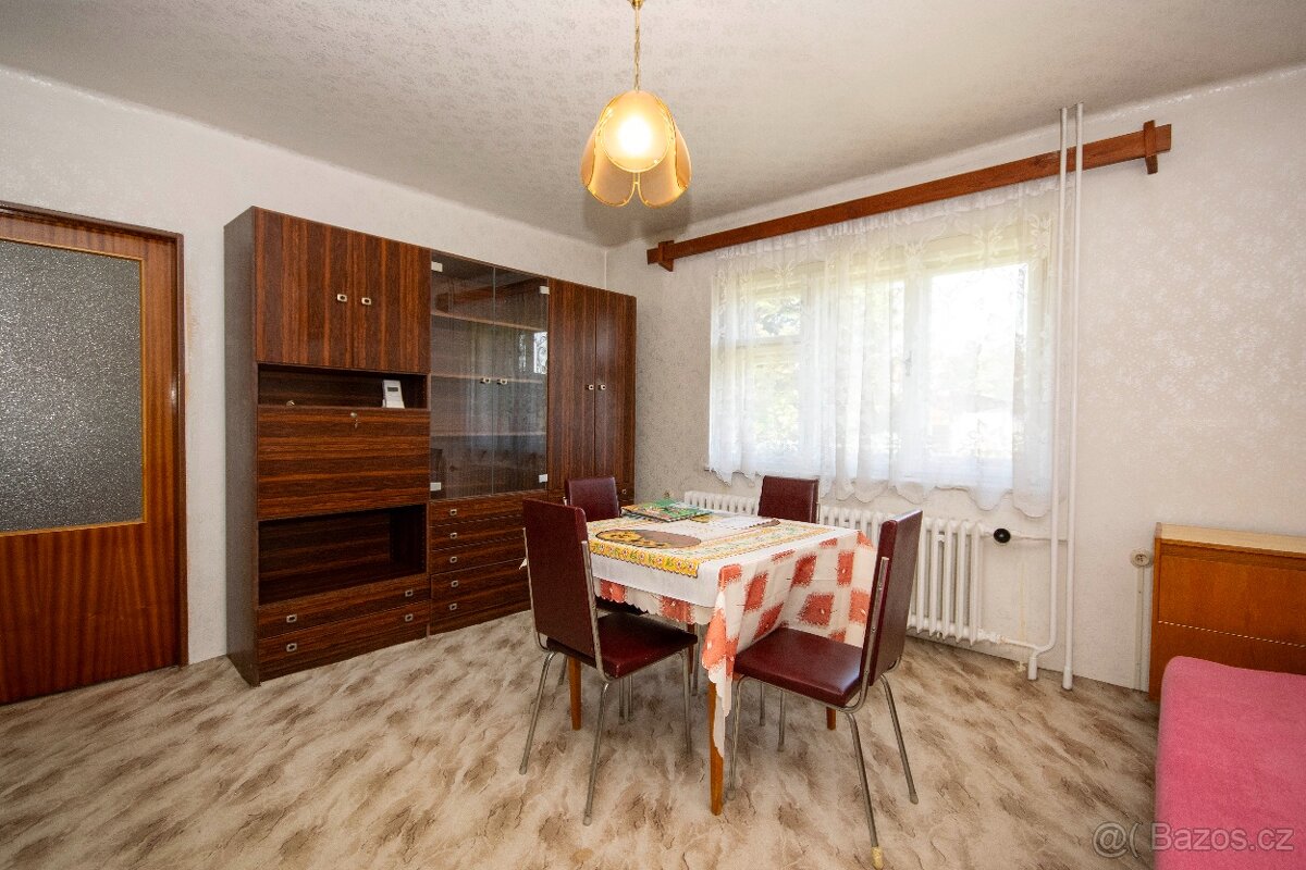 Prodej prostorného rodinného domu s dvěma byty a zahradou - 4