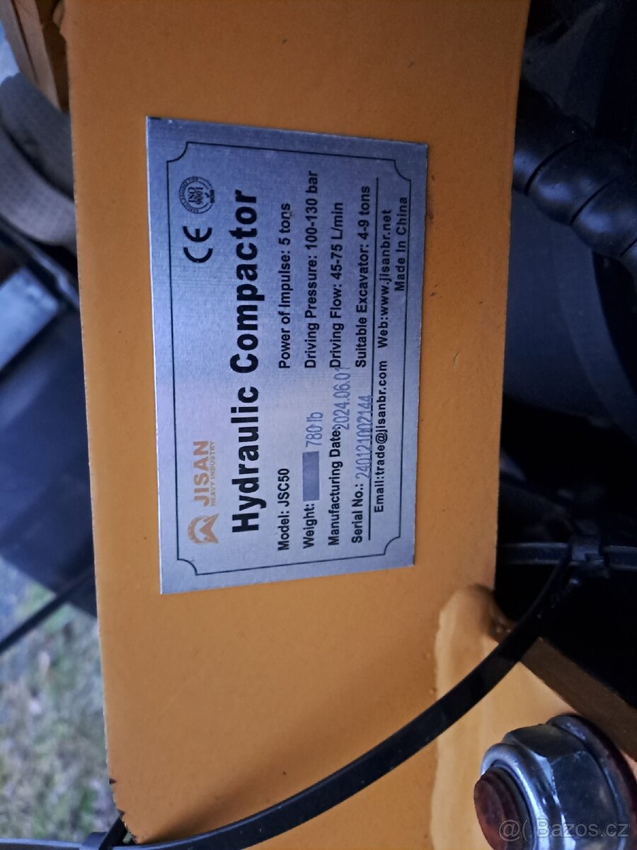 Vibrační deska na 4-9t bagr, jako nová - 4