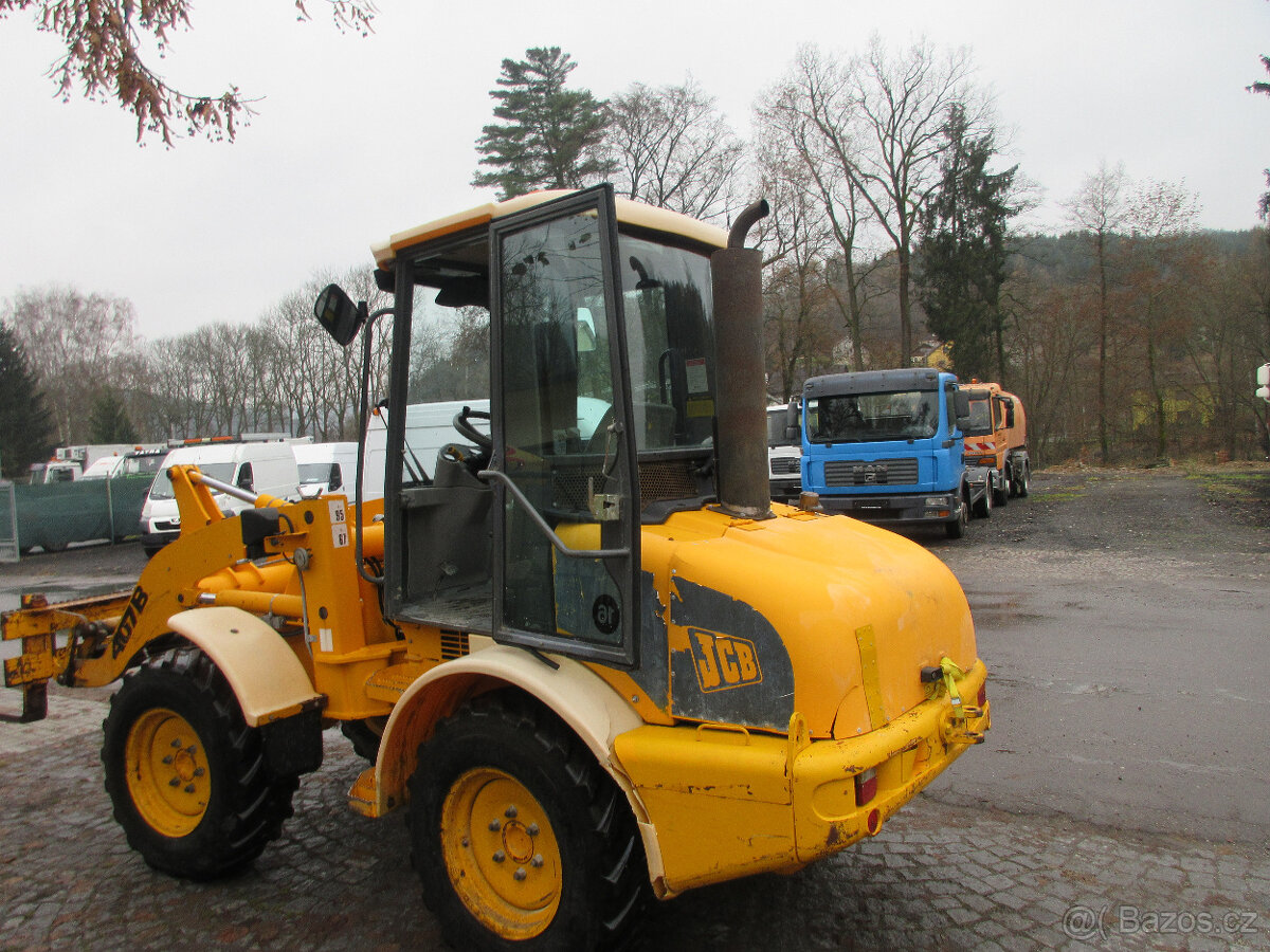 Kolový nakladač JCB 407 - 4