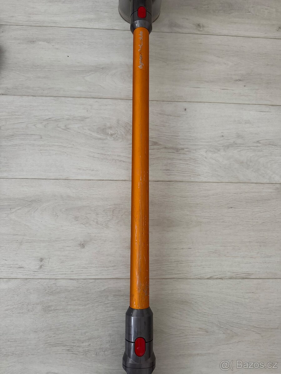 Tyčový a ruční vysavač Dyson V8 - 4