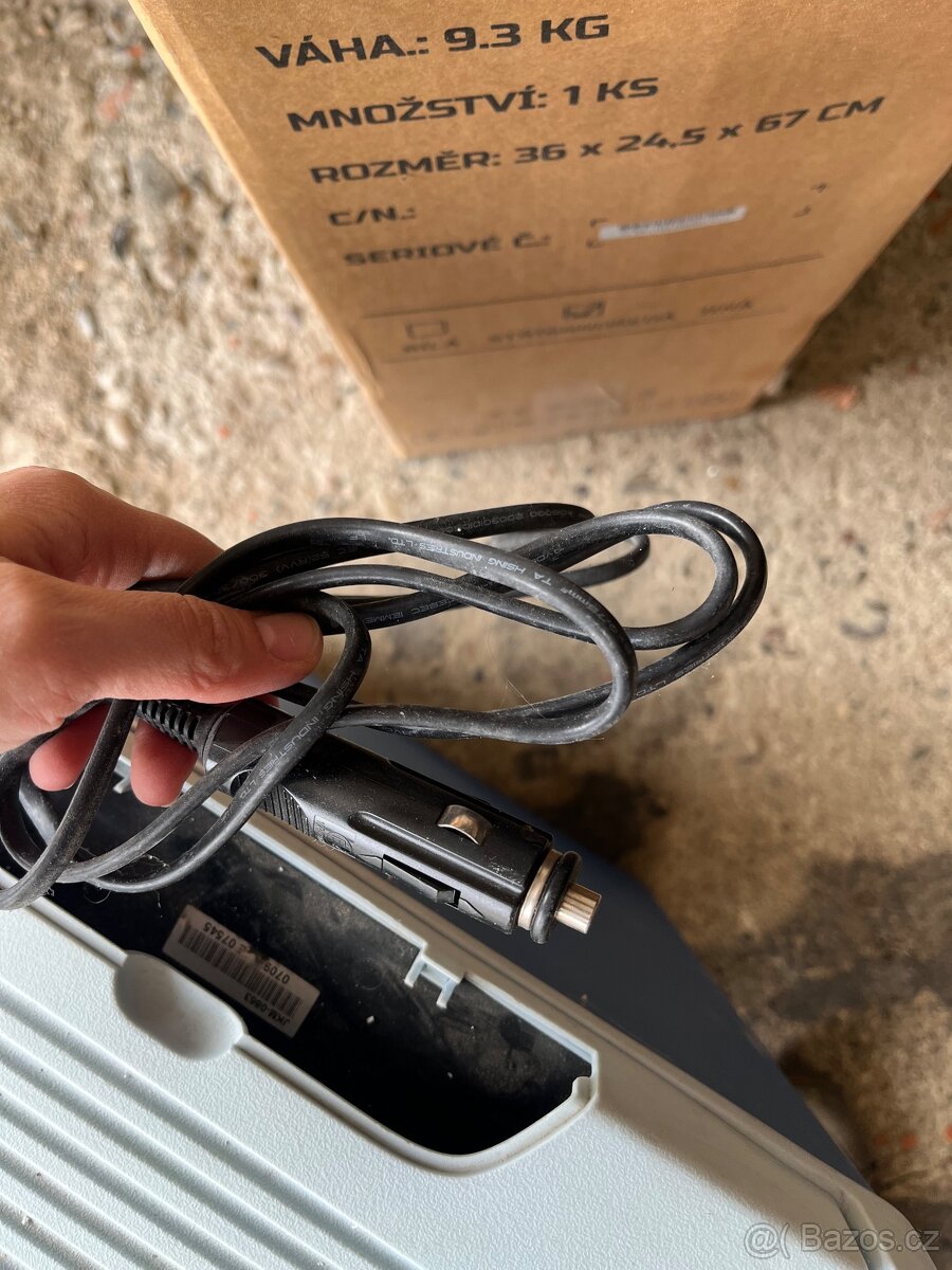 Daruji cestovní ledničku do auta - 4