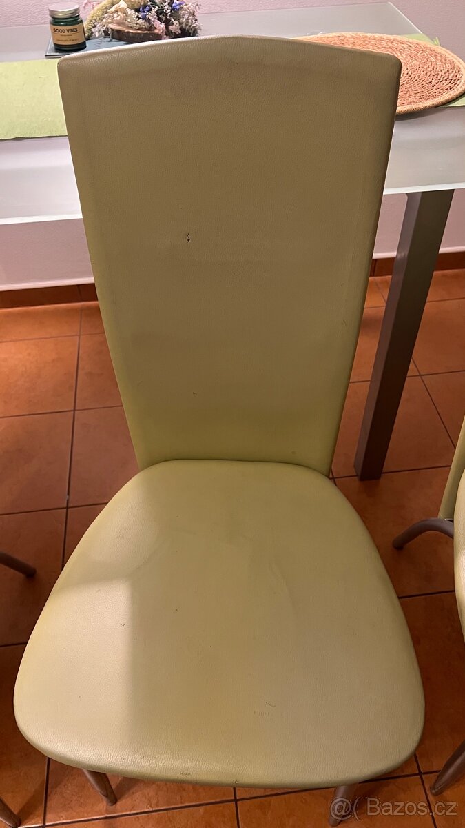 Skleněný stůl a 4 židle - 4