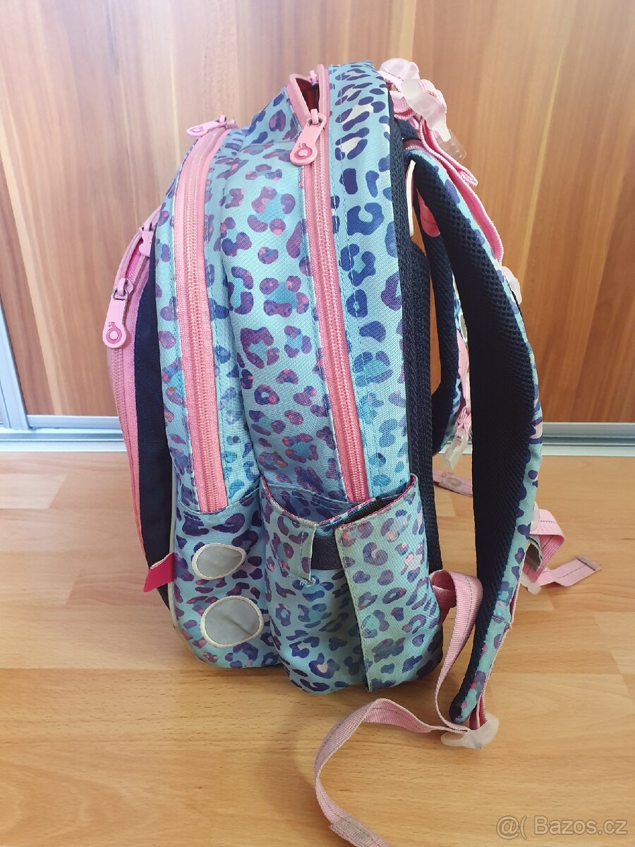 Prodám používaný dívčí školní batoh topgal 1-3třída - 4
