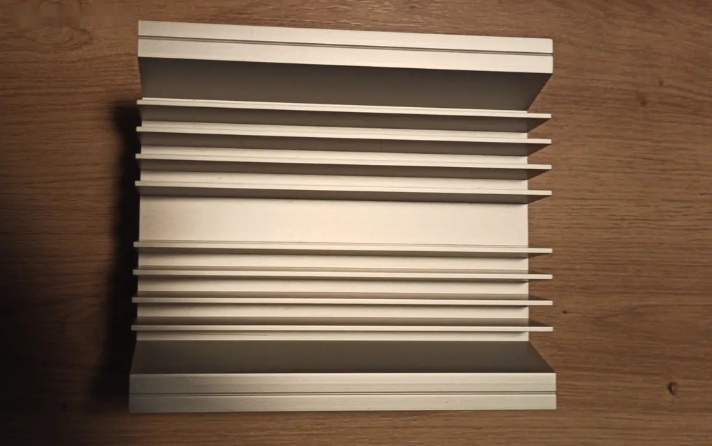 Přístrojový chladič žebrovaný hliníkový, nový - 4