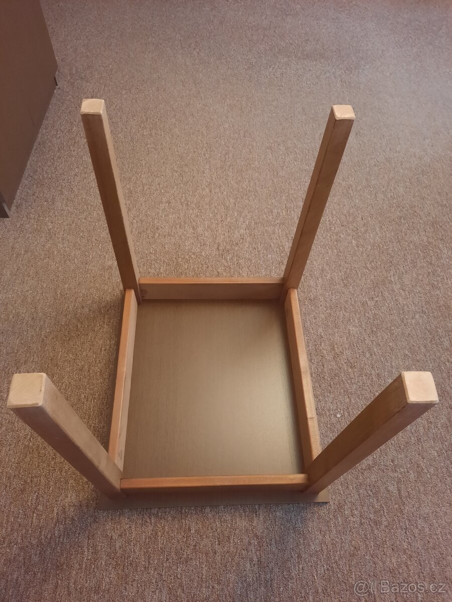 2 čalouněné židle a menší stůl - 4