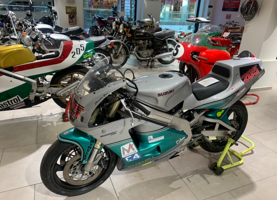 Suzuki RGV 250-3sbirkove kusy - 4