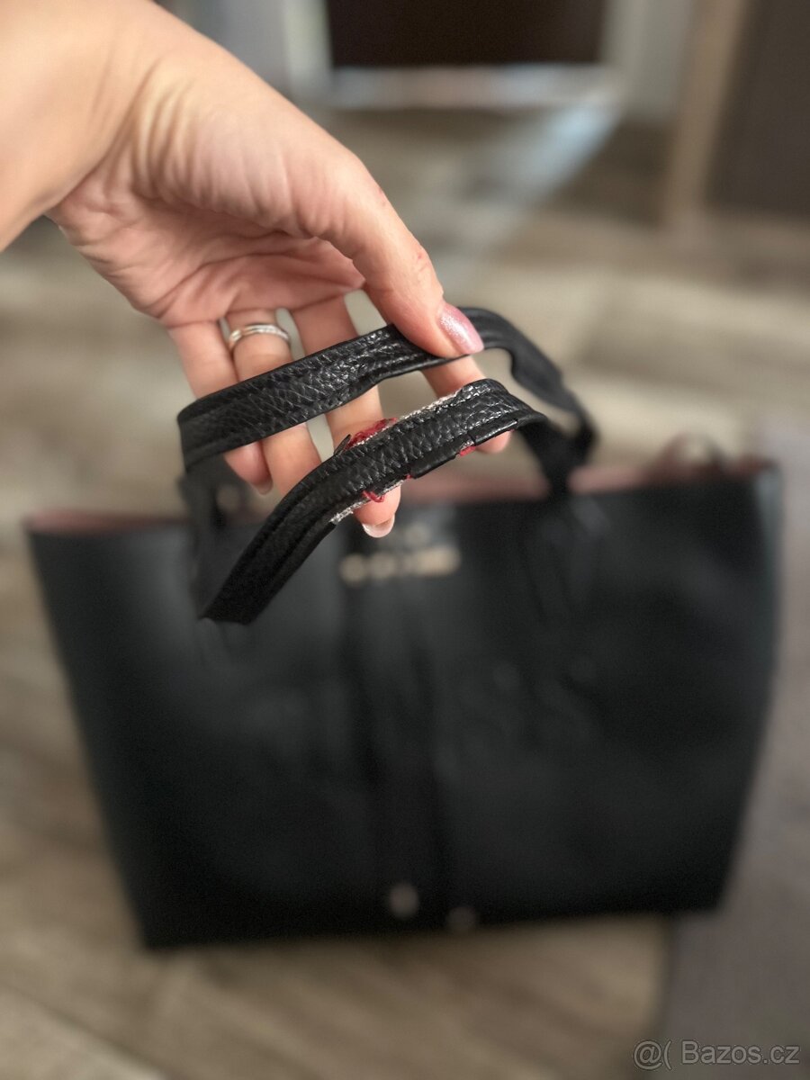 Guess velká černá shopper kabelka s růžovým vnitřkem - 4