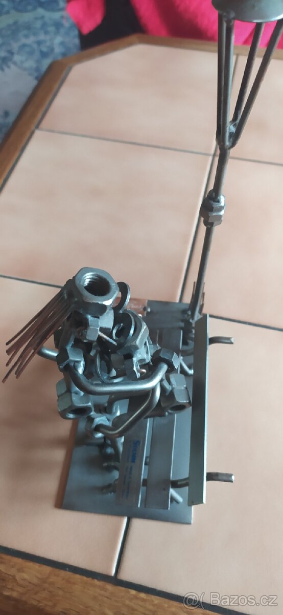 Mladí v nočním parku. - 4