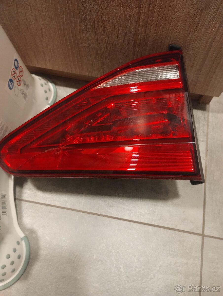 VW Touran – levé zadní světlo na kufru - prasklé - 4