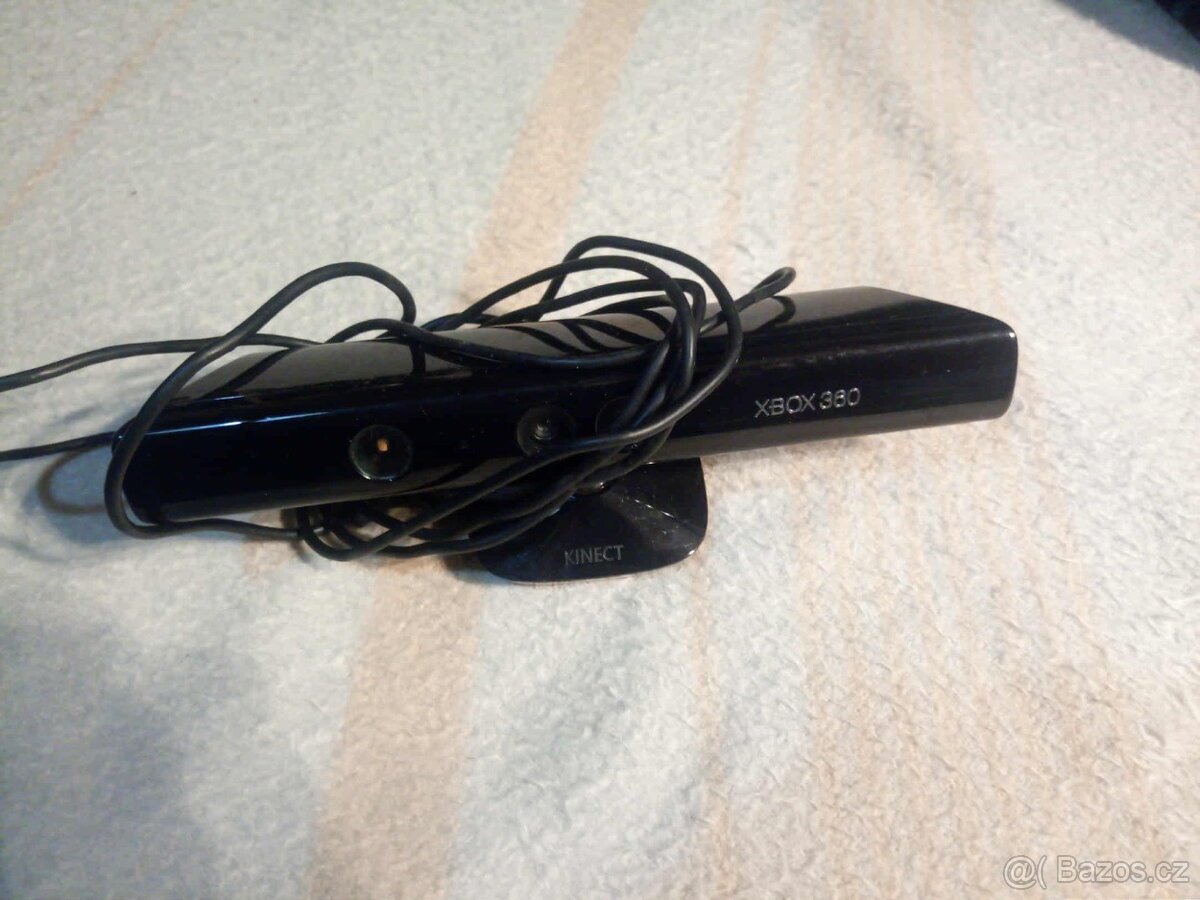 XBox 360 + bezdr. ovl. + KINECT + 8 her + kabel HDMI + TV - 4