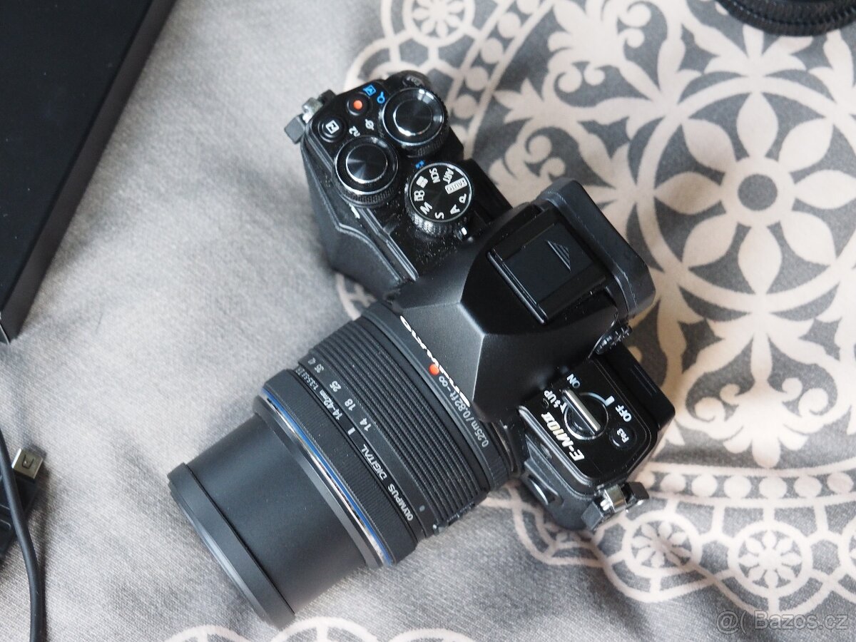 Olympus OM-D E-M10 II s objektivem 14-42 II R černý - 4